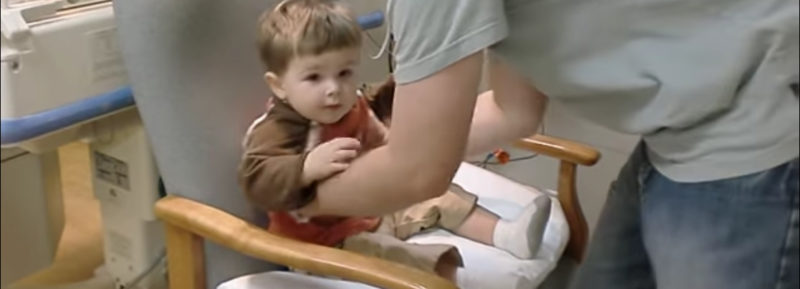 Qué hermoso momento capturado en video. Trevin conoce a su hermanito Carson.