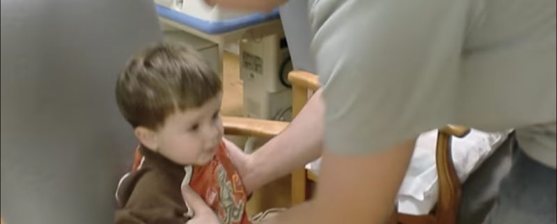 Qué hermoso momento capturado en video. Trevin conoce a su hermanito Carson.