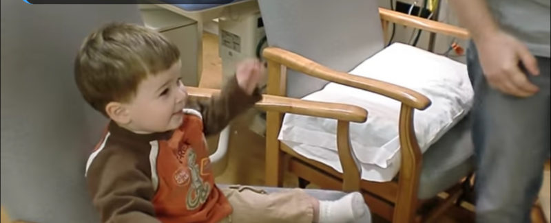 Qué hermoso momento capturado en video. Trevin conoce a su hermanito Carson.