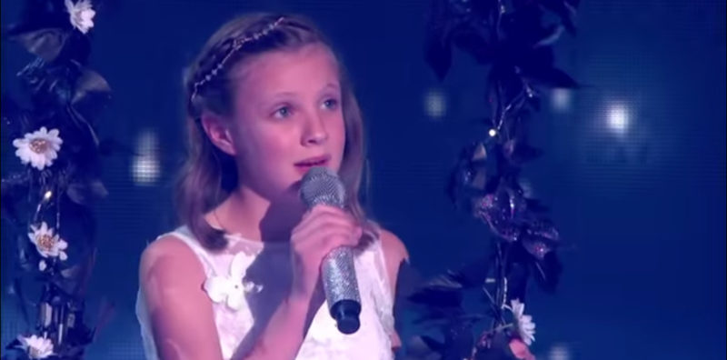 Gacie canta una versión de "Reflection" de Christina Aguilera en las presentaciones en vivo de Britain's Got Talent.