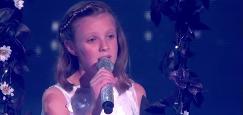 Gacie canta una versión de "Reflection" de Christina Aguilera en las presentaciones en vivo de Britain's Got Talent.