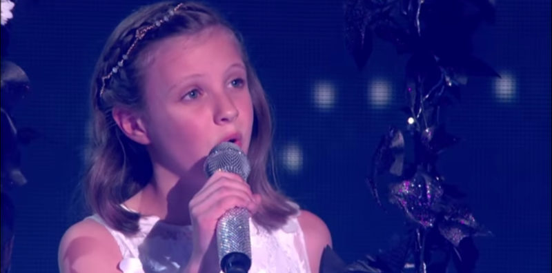 Gacie canta una versión de "Reflection" de Christina Aguilera en las presentaciones en vivo de Britain's Got Talent.