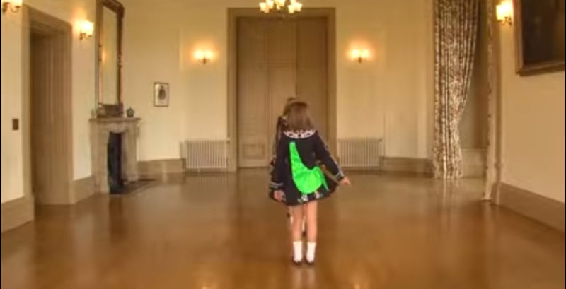 Cuatro chicas se alinean en el escenario, pero su baile no es nada como yo esperaba.