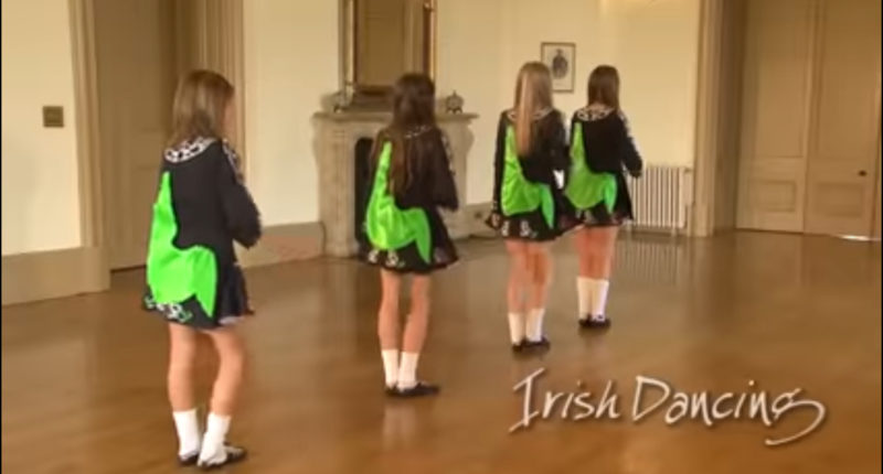 Cuatro chicas se alinean en el escenario, pero su baile no es nada como yo esperaba.