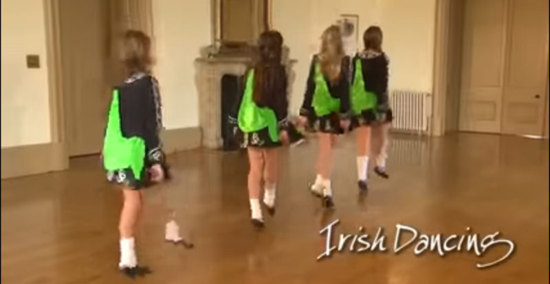 Cuatro chicas se alinean en el escenario, pero su baile no es nada como yo esperaba.