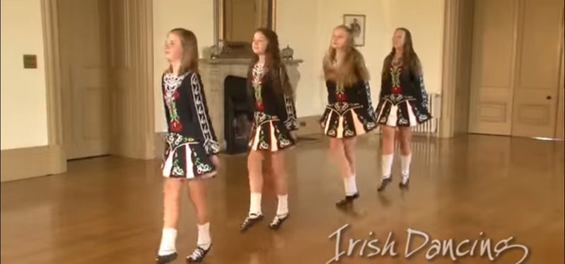 Cuatro chicas se alinean en el escenario, pero su baile no es nada como yo esperaba.