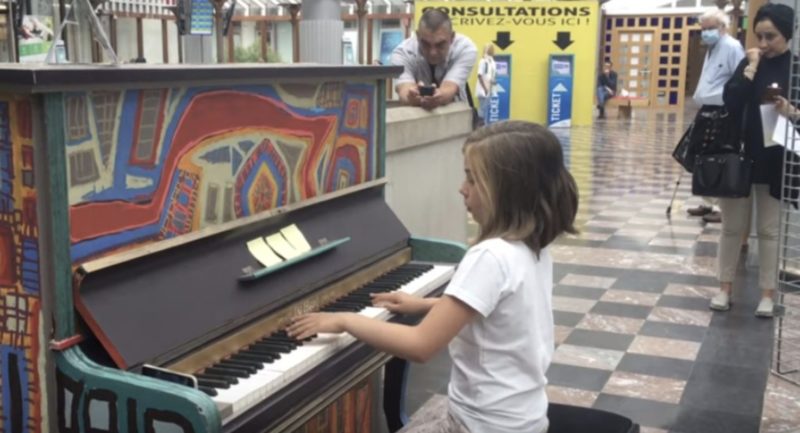 Un joven pianista muestra un talento increíble.