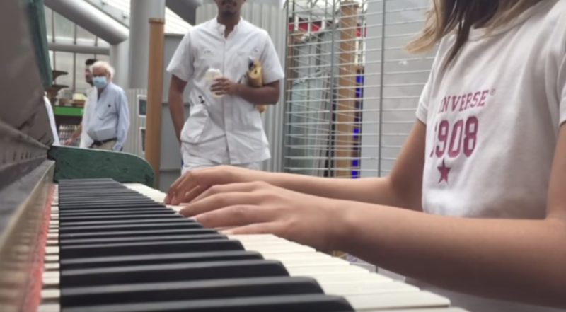 Un joven pianista muestra un talento increíble.