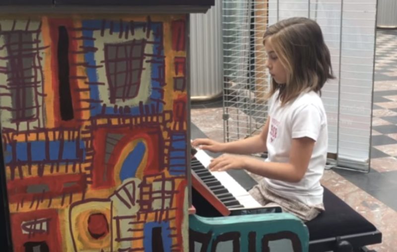 Un joven pianista muestra un talento increíble.