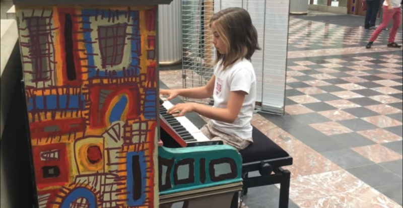 Un joven pianista muestra un talento increíble.