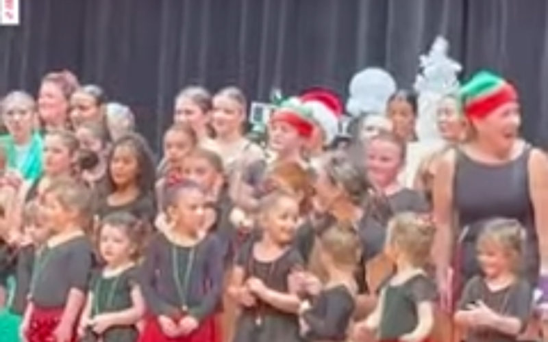 Un niño pequeño busca desesperadamente a su familia en el recital de baile, y cuando la encuentra, su alegría no conoce límites.