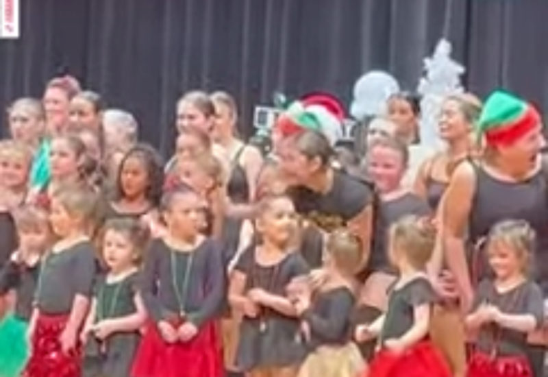 Un niño pequeño busca desesperadamente a su familia en el recital de baile, y cuando la encuentra, su alegría no conoce límites.