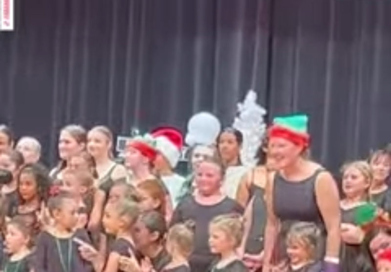 Un niño pequeño busca desesperadamente a su familia en el recital de baile, y cuando la encuentra, su alegría no conoce límites.