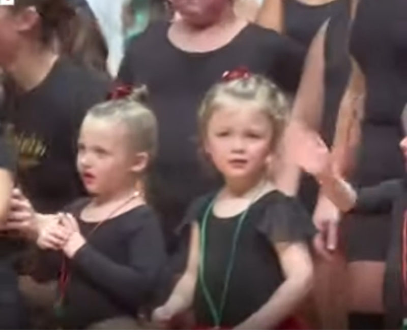 Un niño pequeño busca desesperadamente a su familia en el recital de baile, y cuando la encuentra, su alegría no conoce límites.