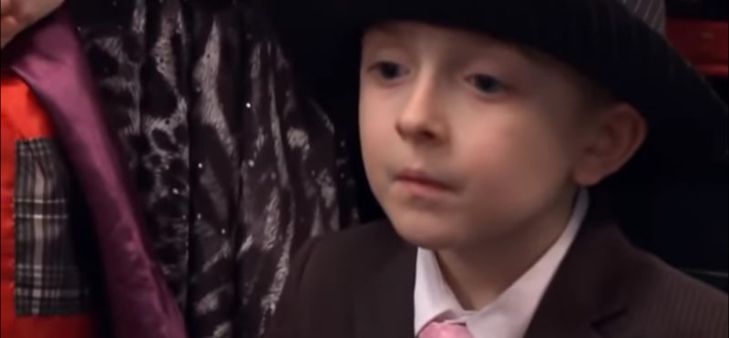 Nadie lo cree cuando un niño de 7 años dice que quiere cantar como Sinatra, pero es sorprendente.