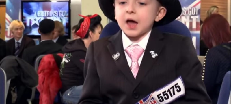 Nadie lo cree cuando un niño de 7 años dice que quiere cantar como Sinatra, pero es sorprendente.