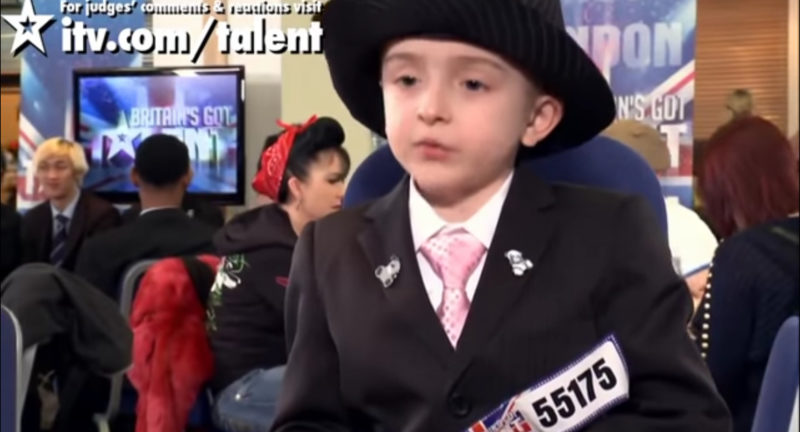Nadie lo cree cuando un niño de 7 años dice que quiere cantar como Sinatra, pero es sorprendente.