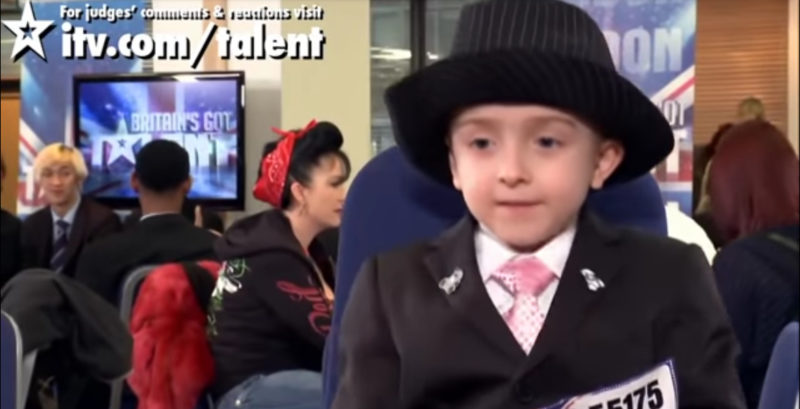 Nadie lo cree cuando un niño de 7 años dice que quiere cantar como Sinatra, pero es sorprendente.