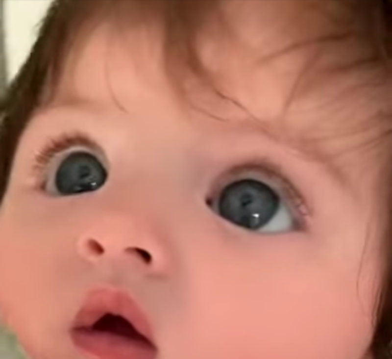 La mirada encantadora de Lara: un conmovedor viaje al mundo de los ojitos azules.
