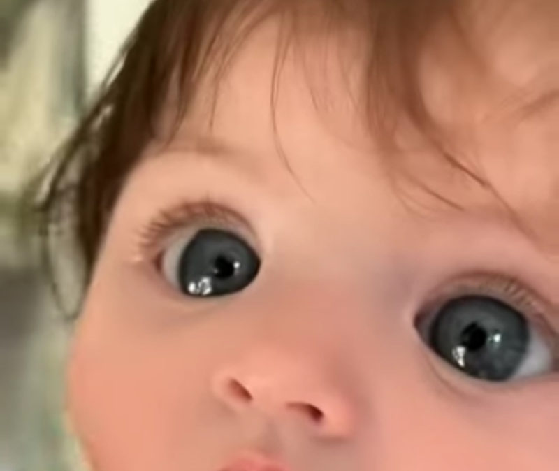 La mirada encantadora de Lara: un conmovedor viaje al mundo de los ojitos azules.