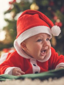 "Hermoso bebé vestido como Santa Claus derretirá tu corazón."