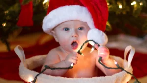 "Hermoso bebé vestido como Santa Claus derretirá tu corazón."