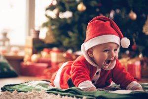 "Hermoso bebé vestido como Santa Claus derretirá tu corazón."
