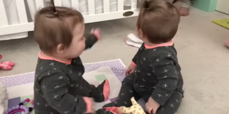 El niñito conoció a unas gemelas por primera vez. Su reacción hizo reír a todo internet.