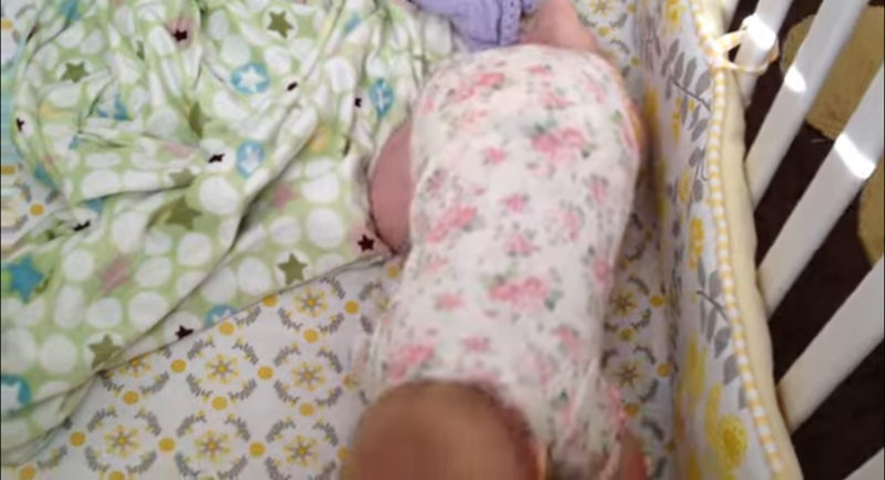 Un dulce despertar: Pequeña niña se despierta de la siesta, irradiando ternura.