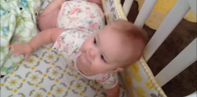 Un dulce despertar: Pequeña niña se despierta de la siesta, irradiando ternura.