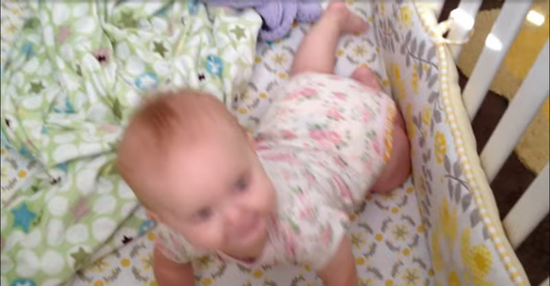 Un dulce despertar: Pequeña niña se despierta de la siesta, irradiando ternura.