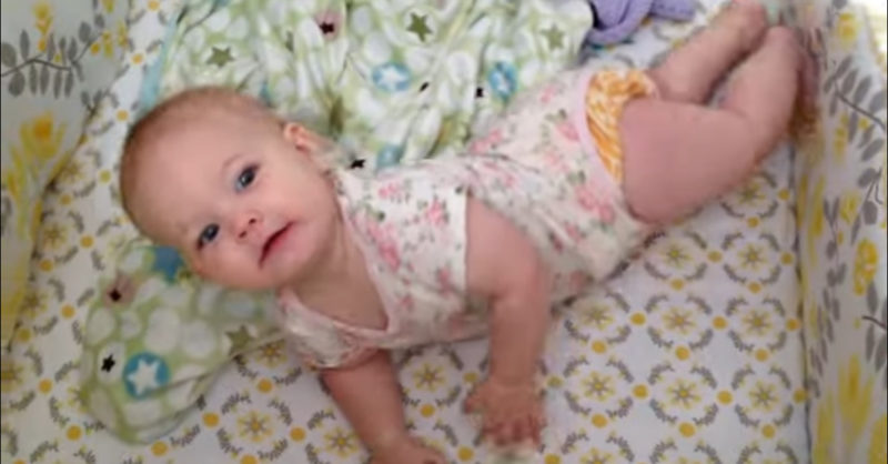 Un dulce despertar: Pequeña niña se despierta de la siesta, irradiando ternura.