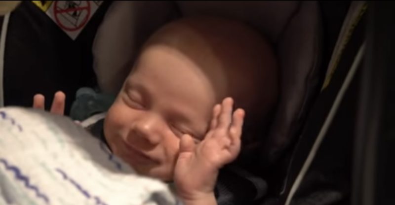 Linda bebé se despierta de la siesta con un encanto adorable.
