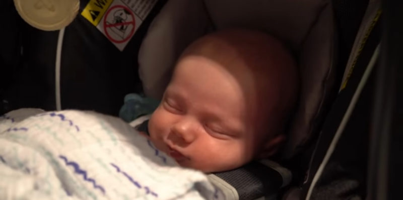 Linda bebé se despierta de la siesta con un encanto adorable.