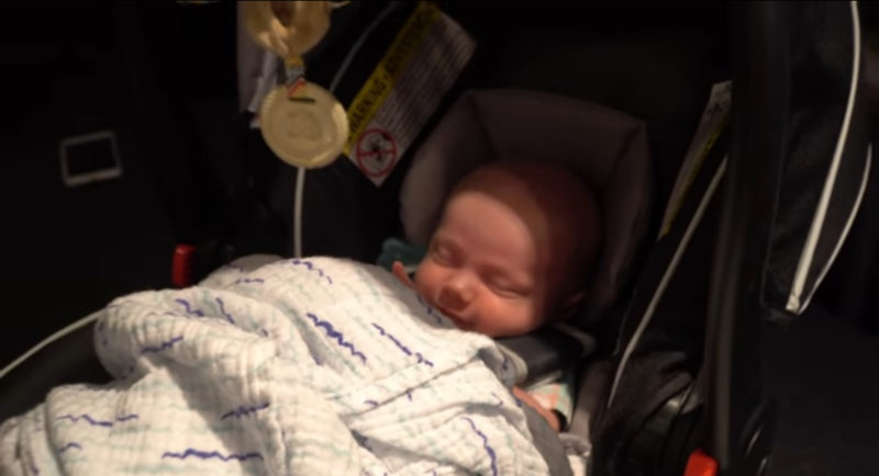 Linda bebé se despierta de la siesta con un encanto adorable.