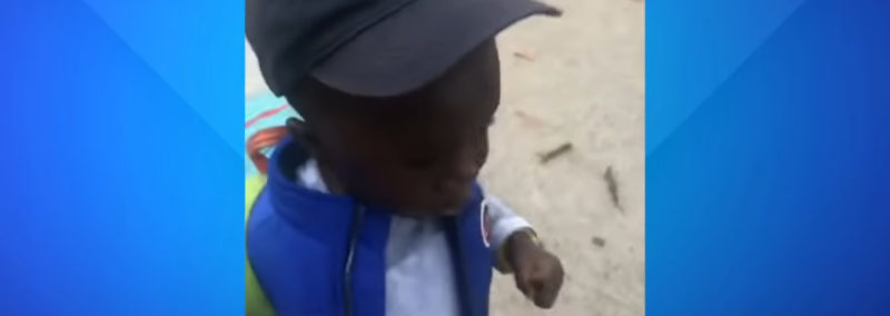 Niña de 2 años utiliza afirmaciones positivas para calmarse, ¡y es simplemente adorable!
