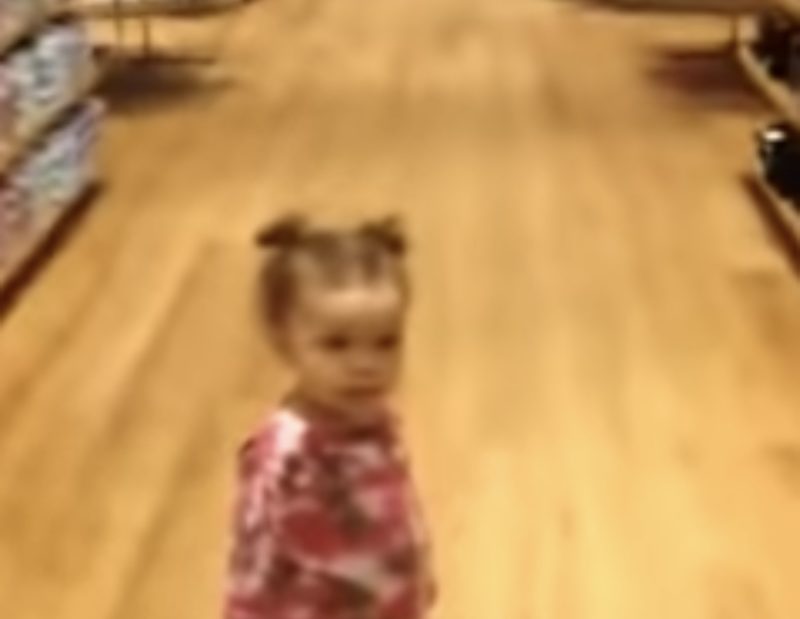"Mi mamá dijo que no corriéramos, así que la niña baila dentro de la tienda."