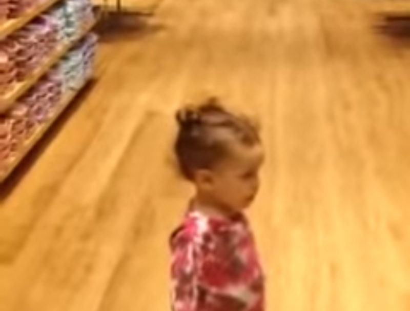 "Mi mamá dijo que no corriéramos, así que la niña baila dentro de la tienda."