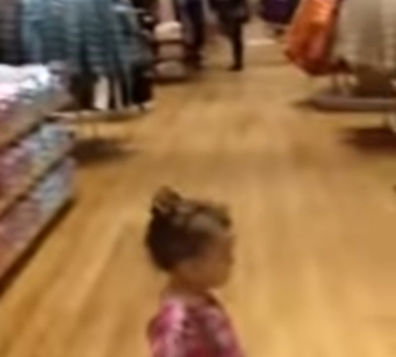 "Mi mamá dijo que no corriéramos, así que la niña baila dentro de la tienda."