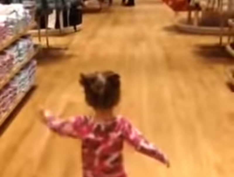 "Mi mamá dijo que no corriéramos, así que la niña baila dentro de la tienda."