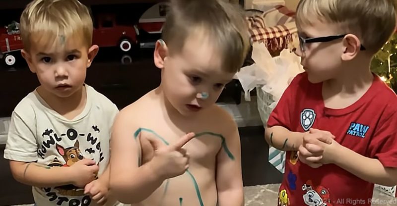 El niño culpable comienza a hablar como un abogado cuando su mamá le pregunta acerca de los marcadores.