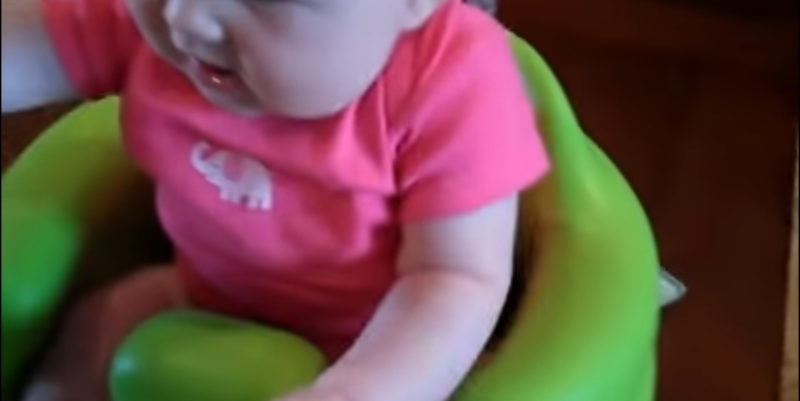 Bebé come aguacate por primera vez y su reacción fue hilarante.