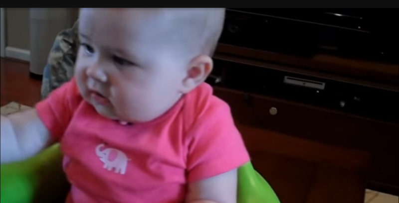 Bebé come aguacate por primera vez y su reacción fue hilarante.