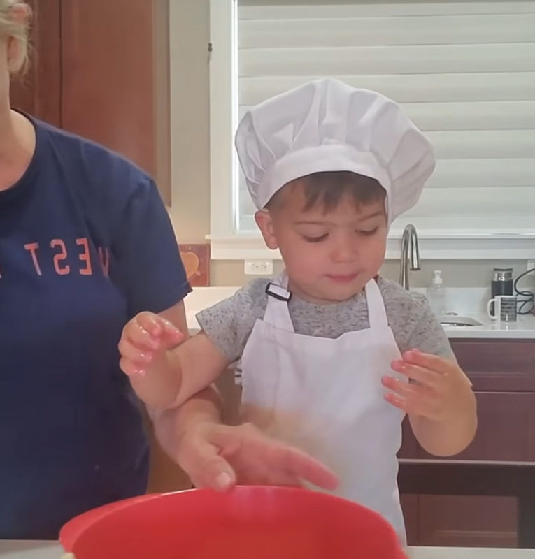 "Niño adorable se distrae mientras ayuda a mamá en un divertido percance de cocina. Mira el video."