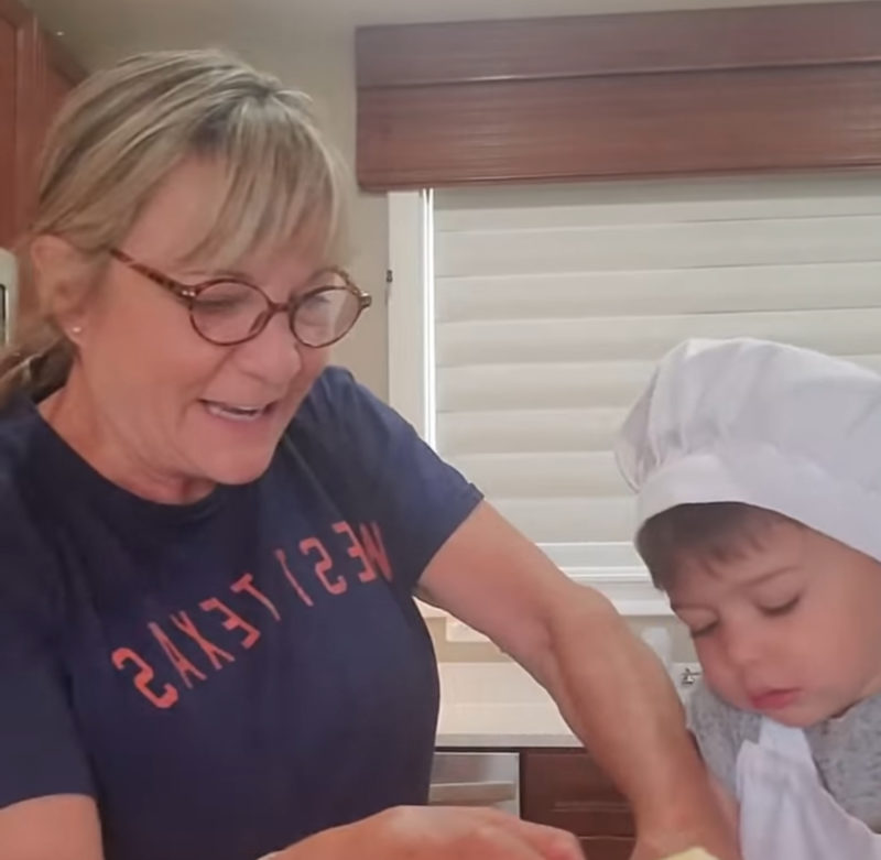 "Niño adorable se distrae mientras ayuda a mamá en un divertido percance de cocina. Mira el video."