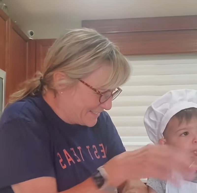 "Niño adorable se distrae mientras ayuda a mamá en un divertido percance de cocina. Mira el video."