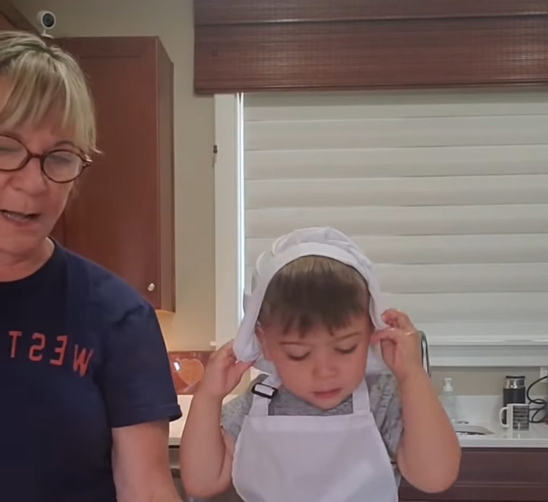 "Niño adorable se distrae mientras ayuda a mamá en un divertido percance de cocina. Mira el video."