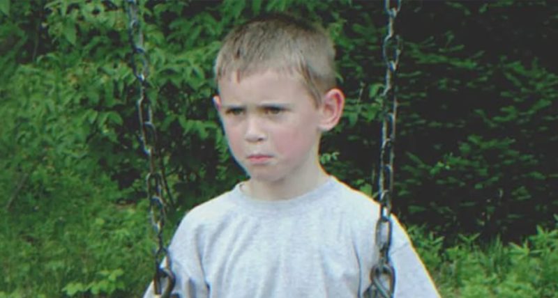 "Niño de 12 años trabaja duro y gana dinero todo el verano, su mamá lo toma y dice que mintió al respecto."