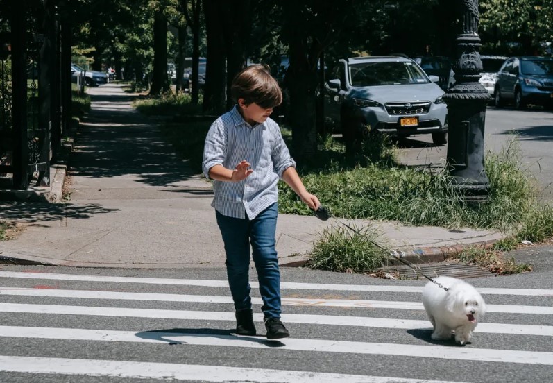 "Niño de 12 años trabaja duro y gana dinero todo el verano, su mamá lo toma y dice que mintió al respecto."
