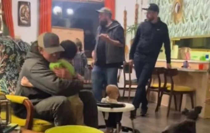 Un joven organiza una fiesta improvisada para sus tíos, y los resultados conmovedores son absolutamente preciosos.
